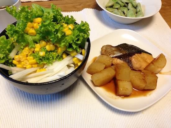 収穫した大根を試食