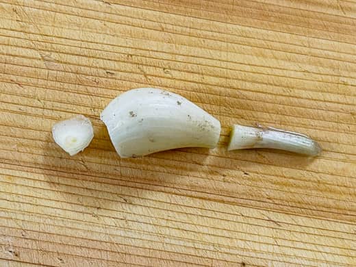 ラッキョウの先端と根を切り落とす