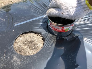 マルチ穴あけ器で穴を開ける