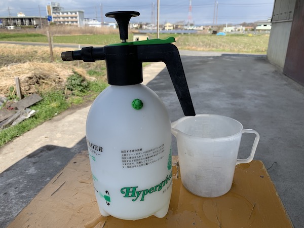 作った農薬を噴霧器に入れる