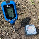 シンワ測定のアナログ／デジタル土壌酸度計の測定値を比較