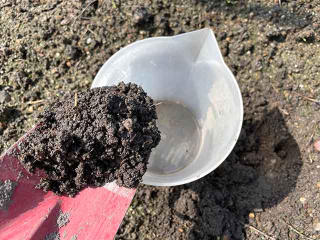 pH測定する土壌を採取