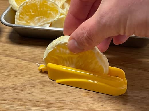 オレンジカッターで薄皮に切れ目を入れる