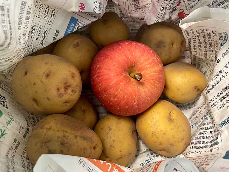 ジャガイモの保存方法（リンゴと一緒に新聞紙に包み冷暗所で常温保存）