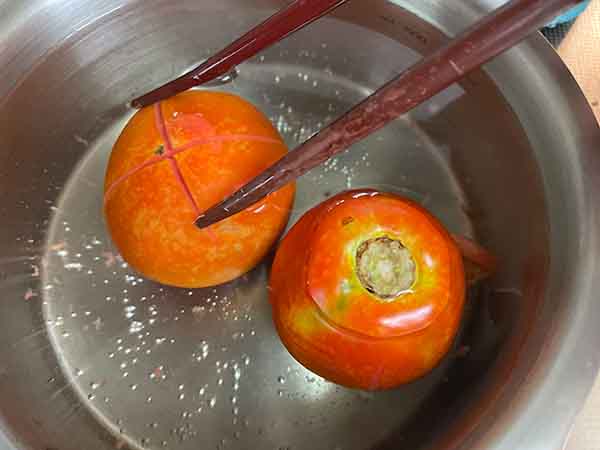 トマトをお湯に浸けて皮を剥く
