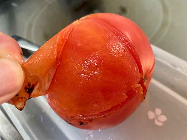 トマトを直火で炙って皮剥き