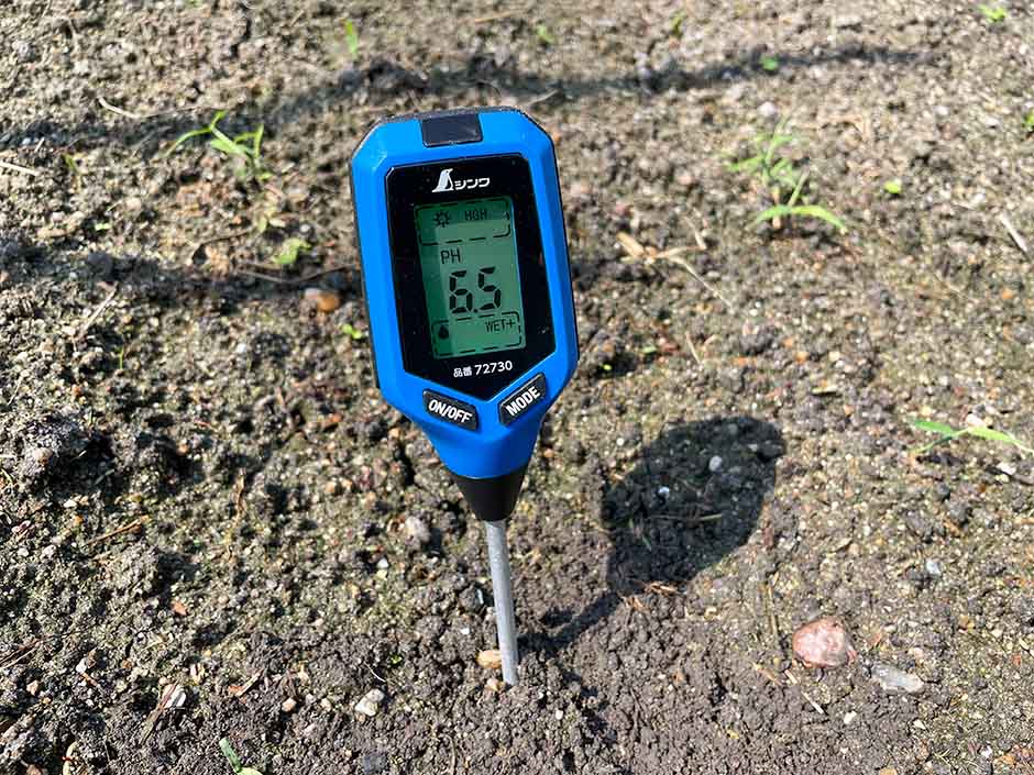 土壌酸度計でpH値を計測