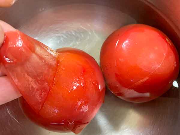 丸ごと冷凍したトマトは水に浸けるとスルッと皮がむける