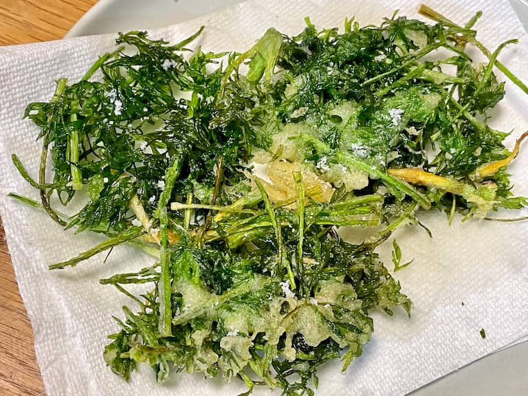 ニンジン間引き菜のかき揚げ
