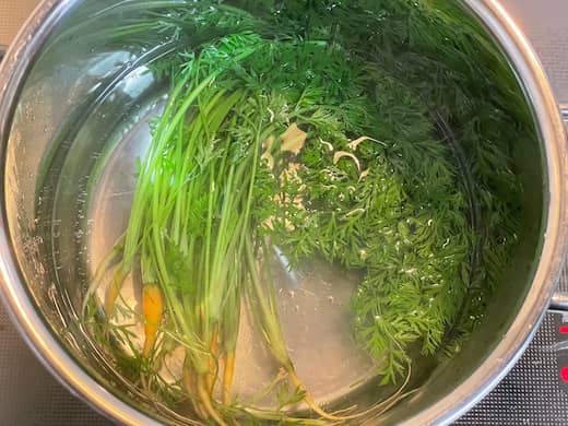 ニンジン間引き菜をさっと茹でる