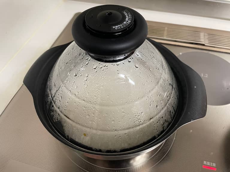 HARIO「フタがガラスのIH対応ご飯釜雪平」で炊飯中