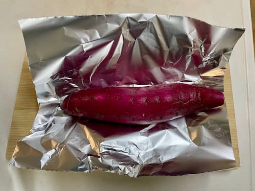 サツマイモをアルミホイルに包む
