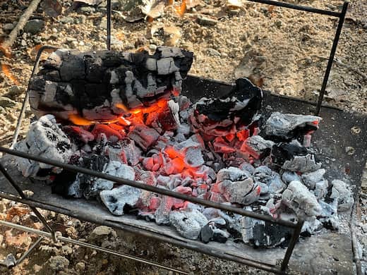 焚き火を熾火状態にする