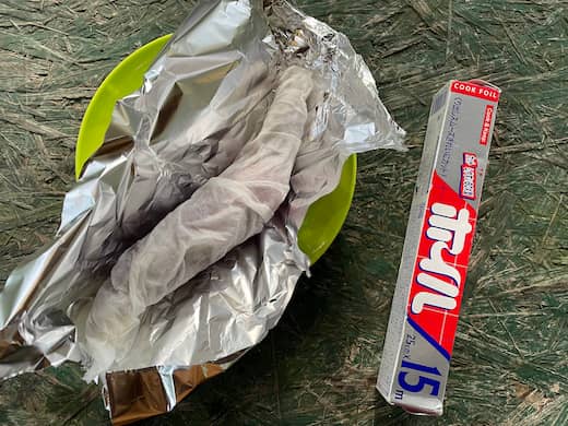 さつまいもを濡らしてホイルで包む